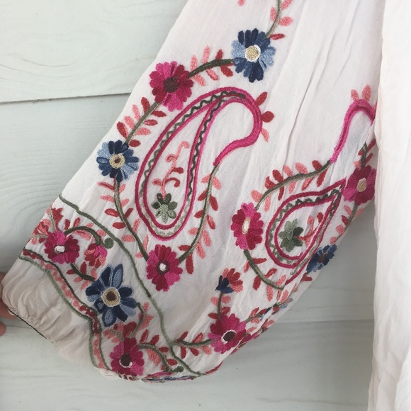 Chelsea & Violet Embroidered Top Billowy Sleeves - Picture 3 of 5